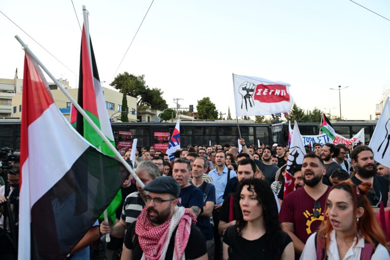 Πλήθος διαδηλωτών στην ισραηλινή πρεσβεία: «Να σταματήσει εδώ και τώρα η σφαγή του παλαιστινιακού λαού»