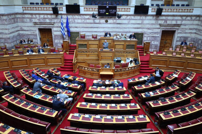 Προανακριτική για Τέμπη: Η ΝΔ ζητά να διερευνηθεί το πλημμέλημα παράβασης καθήκοντος για τον Καραμανλή – Ανακοινώθηκε στην ολομέλεια της Βουλής η πρότασή της