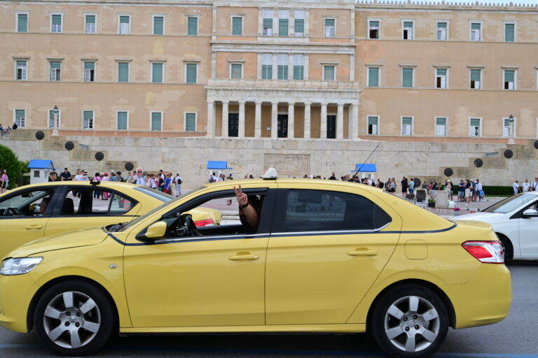 Χωρίς ταξί και σήμερα η Αθήνα: Ένταση στη συγκέντρωση στο υπ. Μεταφορών – Αυτοκινητοπορεία έξω από τη Βουλή