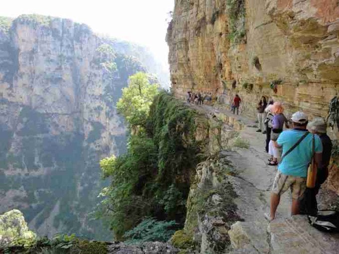 Εντοπίστηκαν οι δύο Βέλγοι πεζοπόροι που είχαν χάσει τον προσανατολισμό τους στη χαράδρα του Βίκου – Μεταφέρεται ο ένας τραυματίας