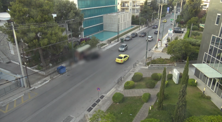 Χαλάνδρι: Βίντεο – ντοκουμέντο από τη στιγμή που ΙΧ πέφτει σε στάση λεωφορείου
