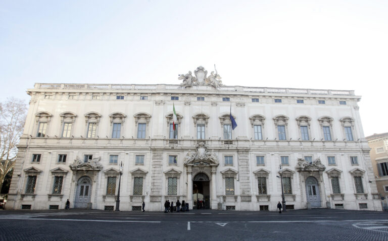 Ιταλία: Το Συνταγματικό Δικαστήριο αναγνώρισε το δικαίωμα και των δύο μελών των ομόφυλων ζευγαριών γυναικών να αναγνωρίζουν τα παιδιά μόλις γεννιούνται