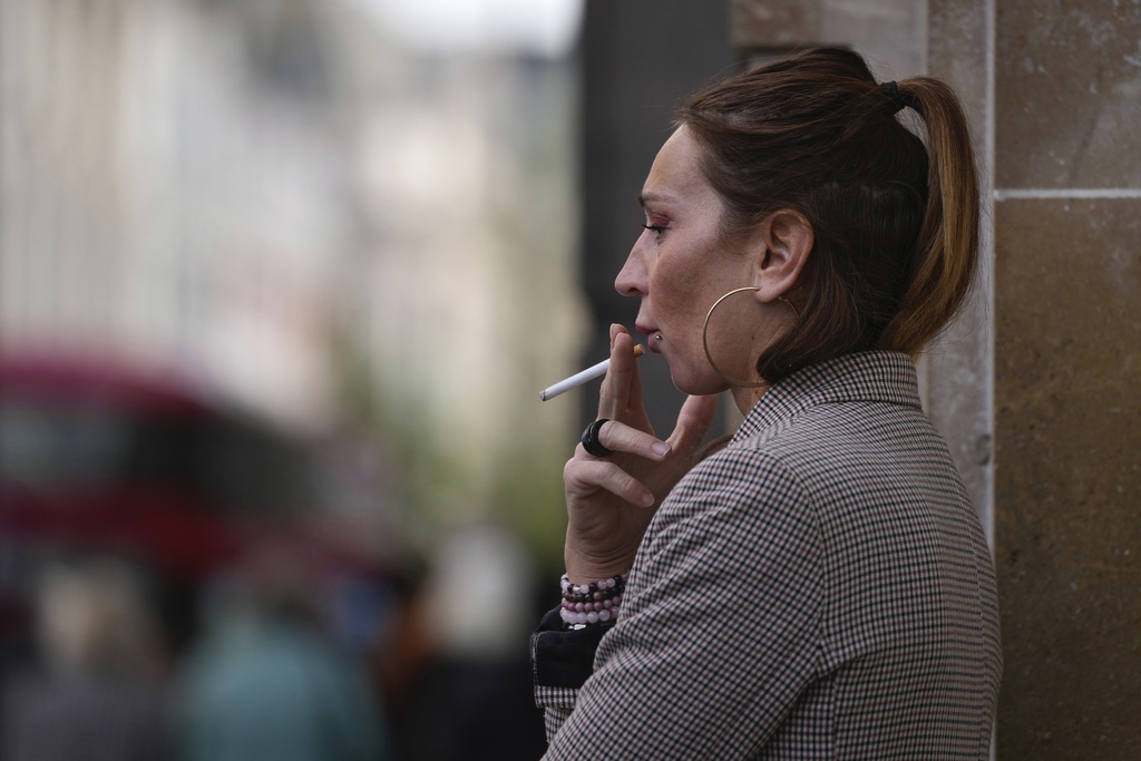 Γαλλία: Απαγόρευση καπνίσματος σε εξωτερικούς χώρους που βρίσκονται παιδιά – Σε ισχύ από την 1η Ιουλίου