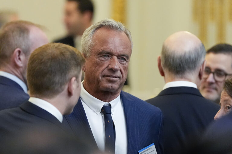 “Let’s Make America Healthy Again”: Ανύπαρκτες μελέτες επικαλείται η έκθεση για την υγεία των παιδιών που δημοσιοποίησε η κυβέρνηση Τραμπ