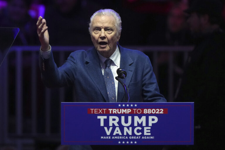 Ο νέος υπερήρωας του Jon Voight λέγεται «Trumper-man»