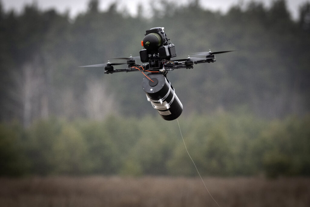 Drones οπτικών ινών: Το νέο όπλο που αλλάζει τον πόλεμο στην Ουκρανία