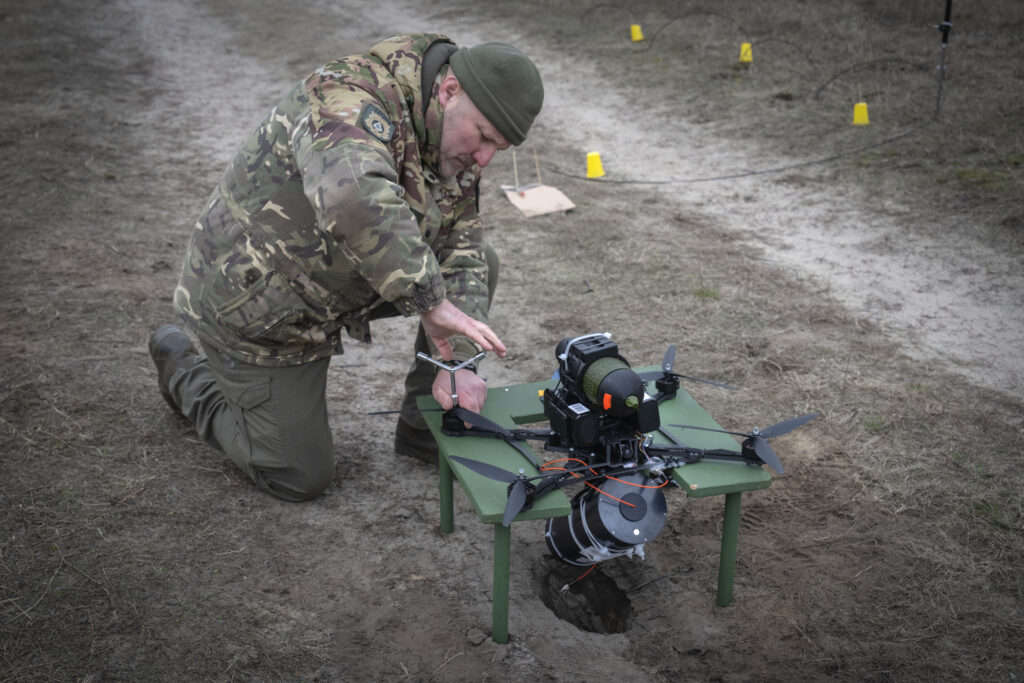 Drones οπτικών ινών: Το νέο όπλο που αλλάζει τον πόλεμο στην Ουκρανία
