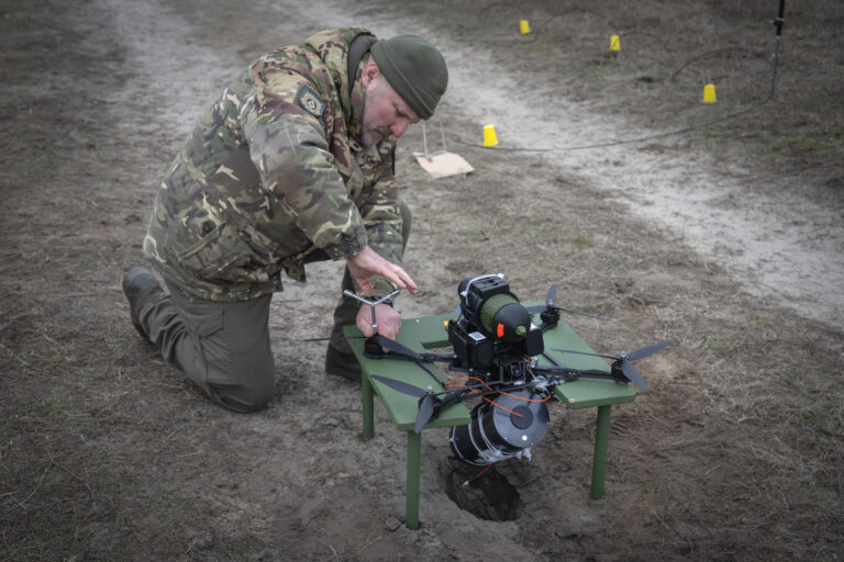 Drones οπτικών ινών: Το νέο όπλο που αλλάζει τον πόλεμο στην Ουκρανία
