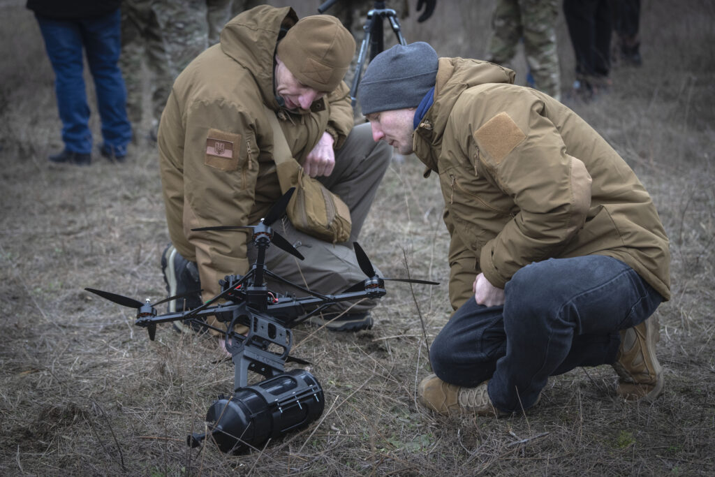 Drones οπτικών ινών: Το νέο όπλο που αλλάζει τον πόλεμο στην Ουκρανία
