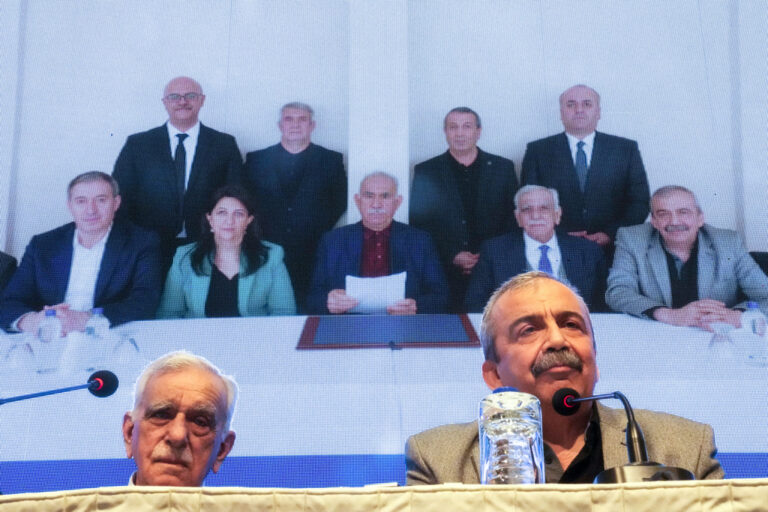 Τουρκία: Το φιλοκουρδικό κόμμα DEM ζητά από την κυβέρνηση την αποφυλάκιση πολιτικών κρατουμένων και άλλα «ανθρωπιστικά μέτρα» πριν από τον Ιούνιο