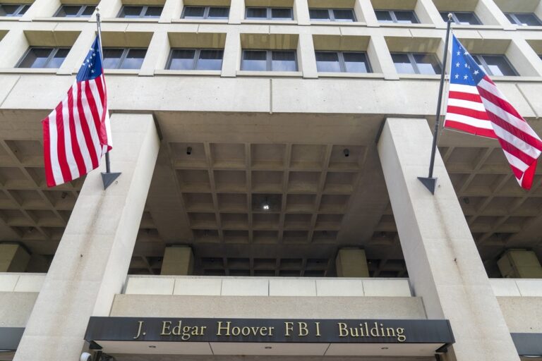 Διαταγή στο FBI να δώσει προτεραιότητα στην παράτυπη μετανάστευση έναντι των εγκλημάτων του «λευκού κολλάρου»