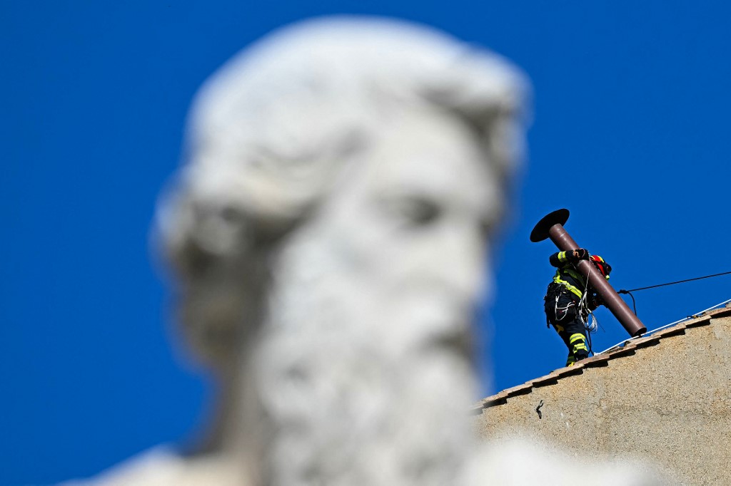 Πυρετώδεις εργασίες για την εκλογή του νέου Πάπα – Εγκαταστάθηκε η καμινάδα του Βατικανού