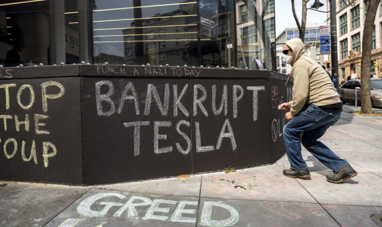 Tesla: Οι πωλήσεις στην Ευρώπη μειώθηκαν 52,6% τον Απρίλιο – Στην «αντεπίθεση» οι κινέζικες αυτοκινητοβιομηχανίες – Καθησυχαστικός ο Μασκ