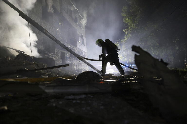 Ουκρανία: Τουλάχιστον πέντε τραυματίες στη νυχτερινή ρωσική επιδρομή με drones στο Κίεβο – Ανάμεσα τους δυο έφηβοι