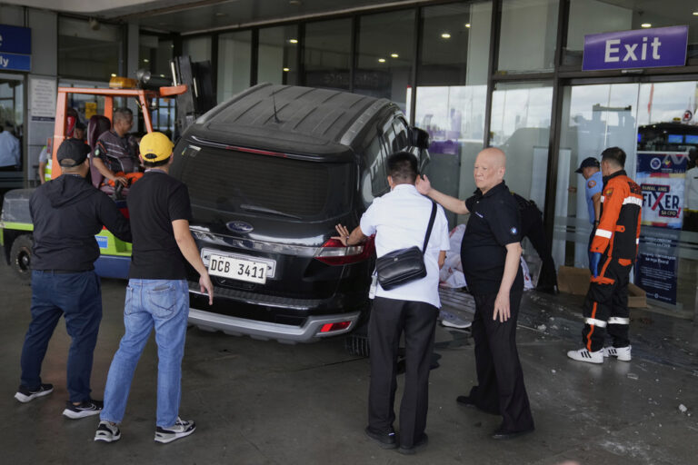 Όχημα έπεσε σε είσοδο του αεροδρομίου της Μανίλας σκοτώνοντας δύο άτομα, μεταξύ των οποίων ένα κορίτσι