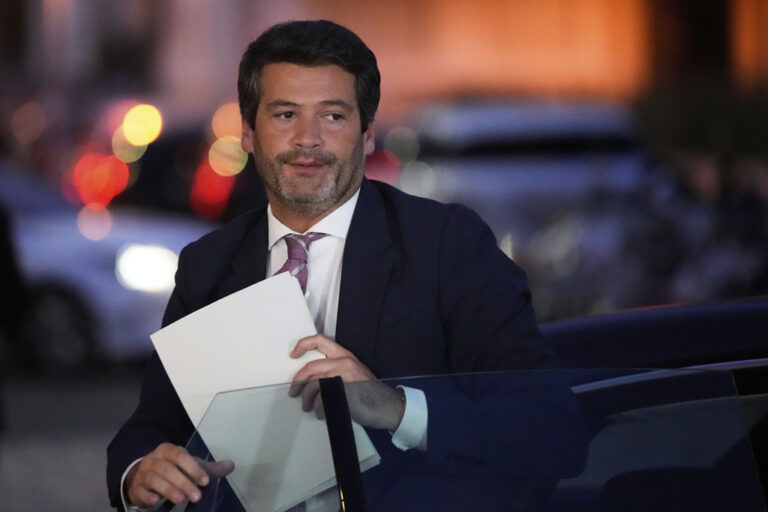 Πορτογαλία: Ο ηγέτης της ακροδεξιάς κατάρρευσε  για δεύτερη φορά κατά τη διάρκεια προεκλογικής συγκέντρωσης