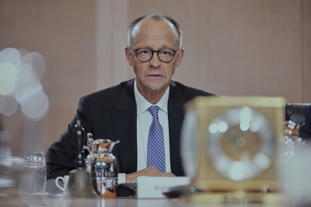 Τα πρώτα δείγματα γραφής του Μερτς: Επισκέψεις σε Παρίσι και Βαρσοβία – Κριτική στις παρεμβάσεις Τραμπ