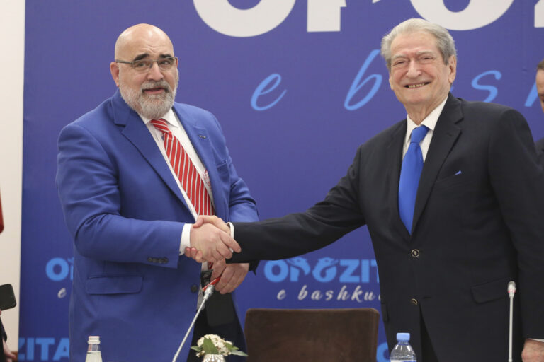 Αλβανικές εκλογές: Ο στρατηγός της προεκλογικής εκστρατείας του Τραμπ στην υπηρεσία του Μπερίσα
