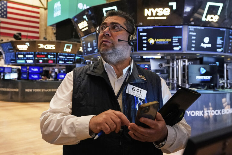 Στο «κόκκινο» Wall Street και Χρηματιστήρια της Ευρώπης μετά τις απειλές Τραμπ για δασμούς 50% στα ευρωπαϊκά προϊόντα