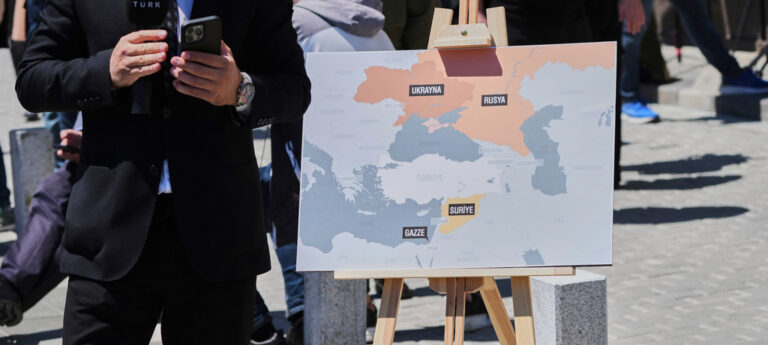 «Πολεμικό» κλίμα Κρεμλίνου – Ζελένσκι πριν από τις συνομιλίες για κατάπαυση πυρός: Η «διακοσμητική αντιπροσωπεία» και «ο πρόεδρος κλόουν»