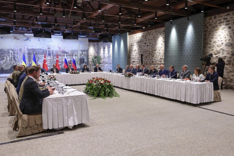 Ρωσία και Ουκρανία συμφώνησαν σε ανταλλαγή 1.000 αιχμαλώτων από την κάθε πλευρά – Αποστολή εγγράφων με τους όρους για την επίτευξη εκεχειρίας