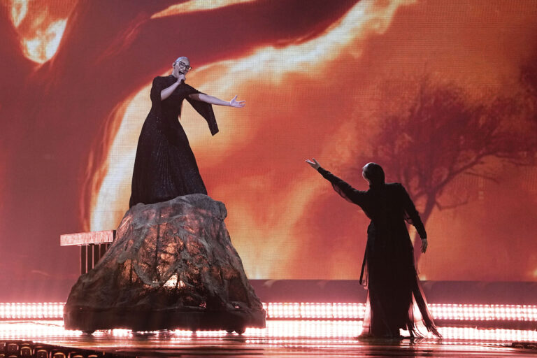 Eurovision: Τα highlights του 69ου διαγωνισμού μέσα από φωτογραφίες – Η «Καρυάτιδα» από φως της Klavdia που έκλεψε τις εντυπώσεις