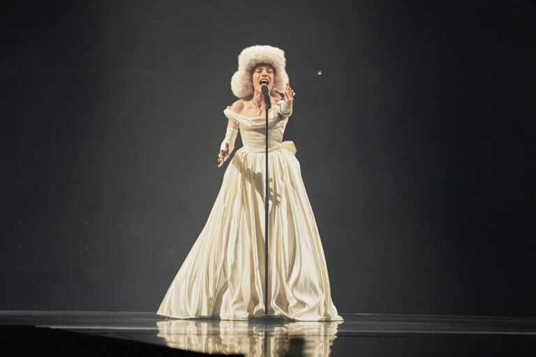 Eurovision 2025: Φαντασμαγορική έναρξη από το Nemo με το νικητήριο τραγούδι του 2024
