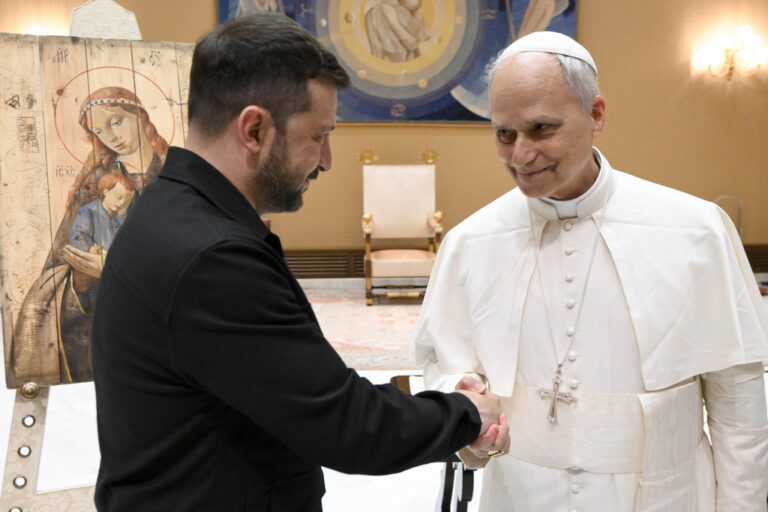 Ο Ζελένσκι συναντήθηκε με τον πάπα Λέοντα μετά την τελετή ενθρόνισης του νέου Ποντίφικα – Τι συζήτησαν