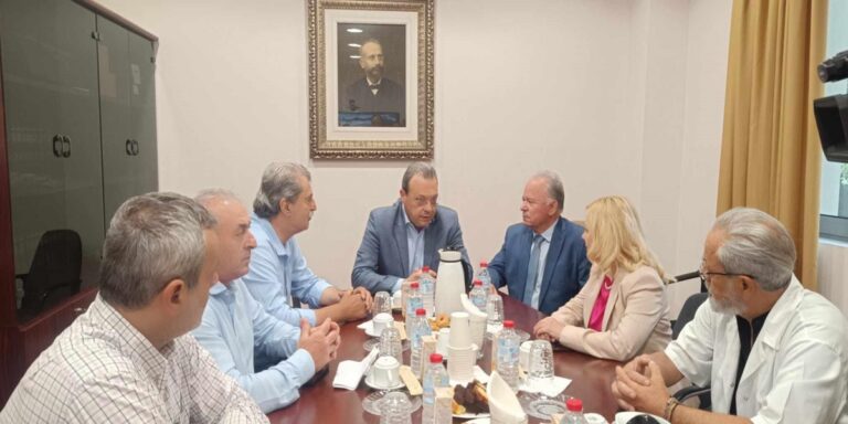 Ηράκλειο – Περιοδεία Σ. Φάμελλου: “Η Κυβέρνηση απαξιώνει τα δημόσια νοσοκομεία”, δήλωσε από το Βενιζέλειο