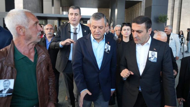 Τουρκία: Ένας 66χρονος με βεβαρυμένο ποινικό παρελθόν ο δράστης της επίθεσης κατά του προέδρου του CHP, Οζγκιούρ Οζέλ