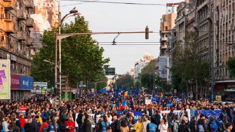 Διαδηλώσεις με σύνθημα «ανήκουμε στην Ευρώπη», σε πόλεις της Ρουμανίας