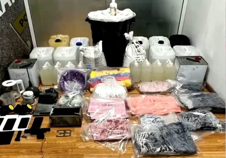 Δρομολόγια ναρκωτικών από το Εκουαδόρ στο Μενίδι – Έφερναν την κοκαΐνη εμποτισμένη σε ρούχα, κατασχέθηκαν 17 κιλά