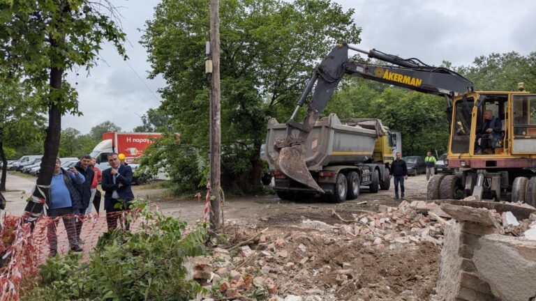 Λάρισα: Κατεδαφίζονται ετοιμόρροπα κτίρια στην οδό Κραννώνος