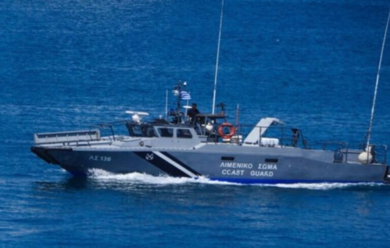 Σάμος: Καταδίωξη σκάφους που μετέφερε 32 αλλοδαπούς – Χειροπέδες στον φερόμενο ως διακινητή