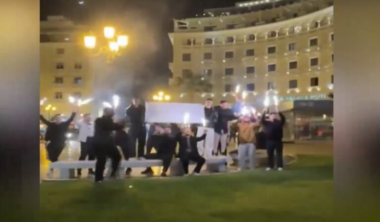 Θεσσαλονίκη: Της έκανε πρόταση γάμου με πανό και πυρσούς στην πλατεία Αριστοτέλους (βίντεο)