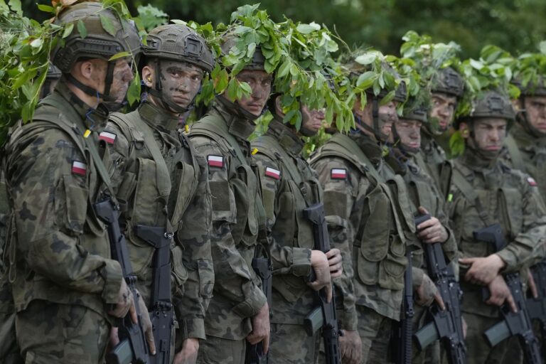 Πολωνία: Εκατοντάδες απλοί πολίτες εκπαιδεύονται στα όπλα για να αμυνθούν σε περίπτωση πολέμου
