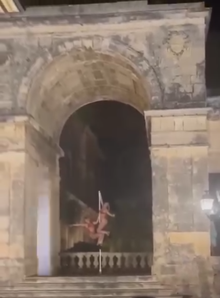 Κέρκυρα: Αντιδράσεις για το pole dancing έξω από τα Ανάκτορα – Η ανακοίνωση του υπουργείου Πολιτισμού