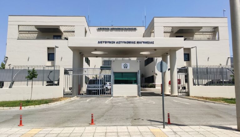 Προσφορά ειδών υγιεινής από τον “Εσταυρωμένο” στα κρατητήρια Βόλου