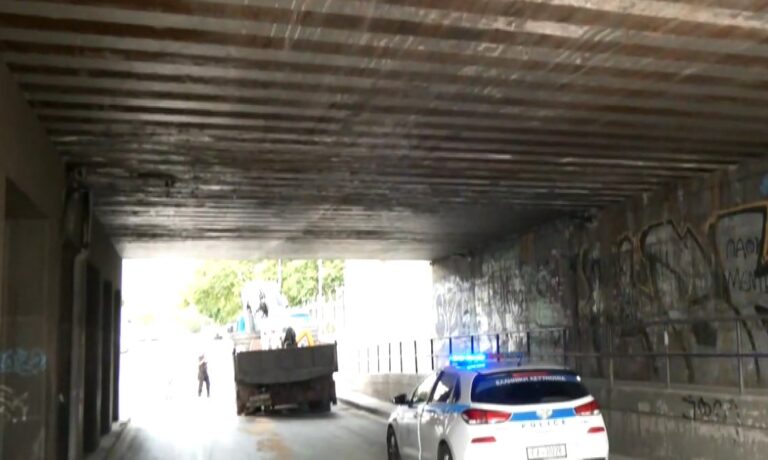 Θεσσαλονίκη: Φορτηγό «κόλλησε» κάτω από τη γέφυρα της οδού Αγίων Πάντων