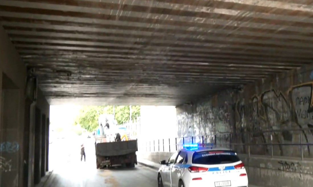 Θεσσαλονίκη: Φορτηγό «κόλλησε» κάτω από τη γέφυρα της οδού Αγίων Πάντων