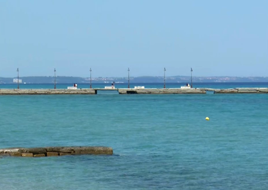 Ήλιος και υψηλές θερμοκρασίες- Ευκαιρία απόδρασης και πρώτες βουτιές στη θάλασσα για πολλούς Θεσσαλονικείς
