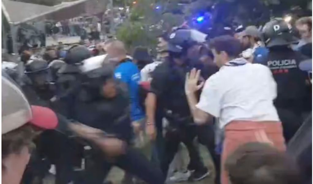 Σκηνές χάους πριν το ντέρμπι Εσπανιόλ-Μπαρτσελόνα: Οδηγός παρέσυρε φιλάθλους με το αυτοκίνητο – Αναφορές για αρκετούς τραυματίες  (video)