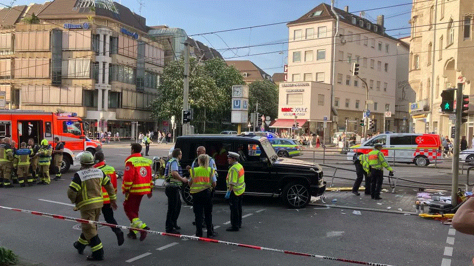 Στουτγάρδη: Αυτοκίνητο έπεσε πάνω σε πλήθος – Πληροφορίες για τραυματίες