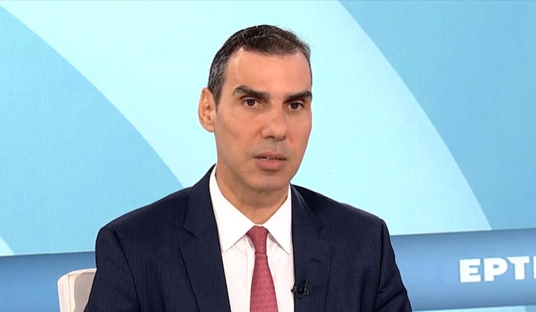 Μ. Θεμιστοκλέους στο ΕΡΤnews Radio 105,8: 8.000 προσλήψεις στο ΕΣΥ το ’26 – Μειώθηκε σε 4,5 ώρες από 9 η αναμονή στα επείγοντα