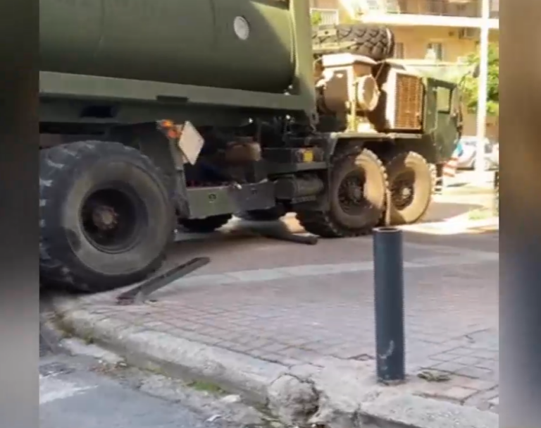 Θεσσαλονίκη: Στρατιωτικό όχημα ανέβηκε σε πεζοδρόμιο και γκρέμισε σιδερένια πασαλάκια (βίντεο)