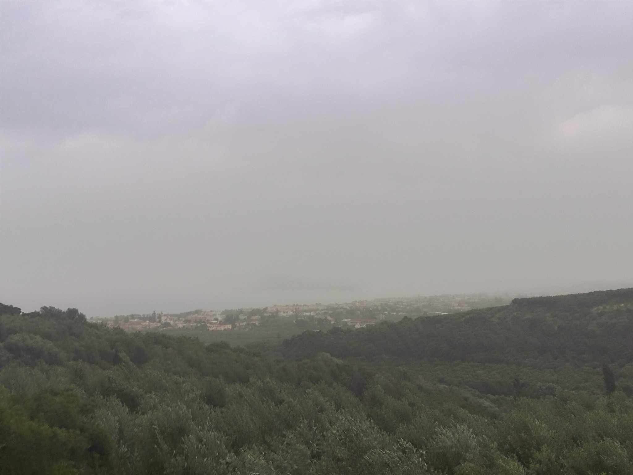 Η αφρικανική σκόνη σκέπασε τα Χανιά – “Εξαφανίστηκαν” τα Λευκά Όρη