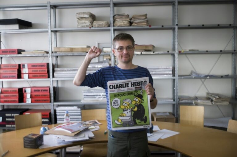 Charlie Hebdo: Προσφεύγει στη Δικαιοσύνη μετά την κυκλοφορία πλαστών φιλορωσικών εξώφυλλων