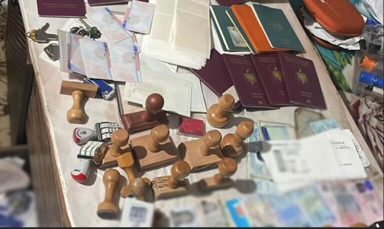 Εξαρθρώθηκε κύκλωμα παράνομης διακίνησης μεταναστών – Έχουν συλληφθεί 20 άτομα μεταξύ των οποίων και ο αρχηγός, δείτε βίντεο
