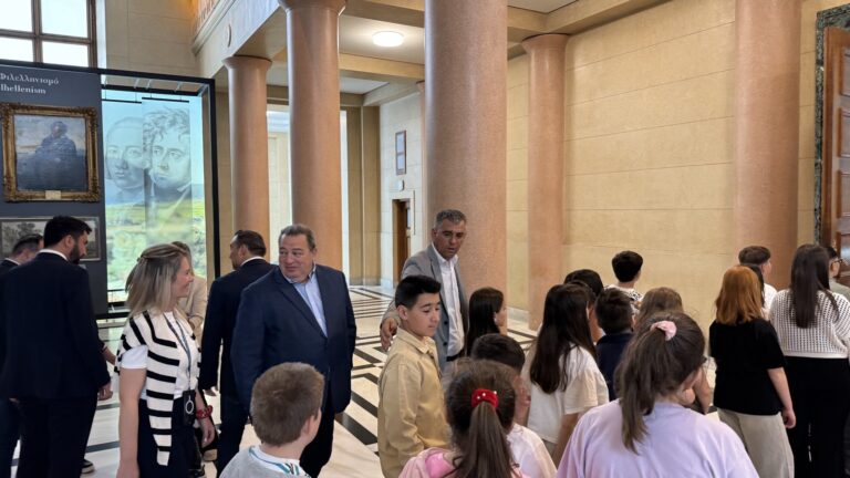 Στη Βουλή των Ελλήνων τα παιδιά του Διαπολιτισμικού Σχολείου Ιάσμου