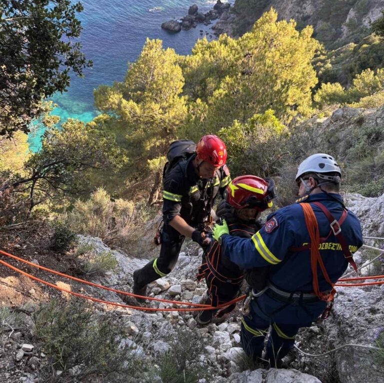 Κέρκυρα: Διάσωση τουρίστριας από δύσβατο σημείο στις Έρμονες